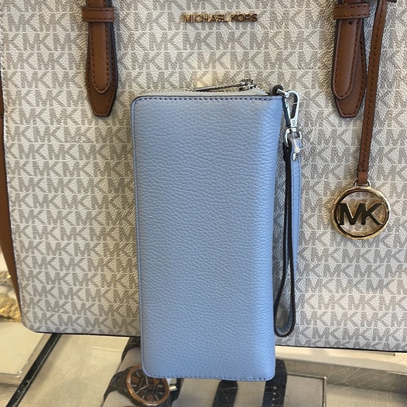 MICHAEL KORS
Leather Continental Wristlet Phone Case Wallet
Pale Blue
… - Picture 3 of 16